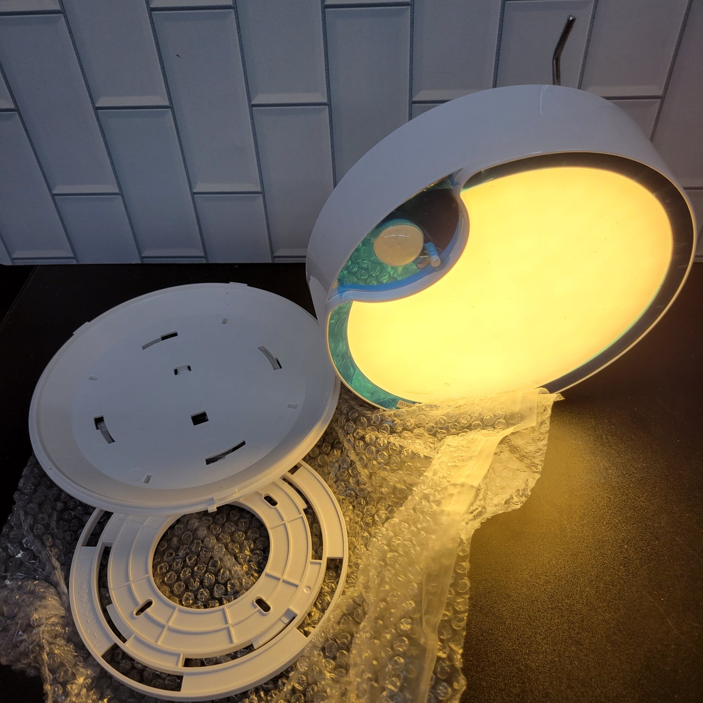 TOOWELL Luz con sensor de movimiento para interiores, funciona con pil...